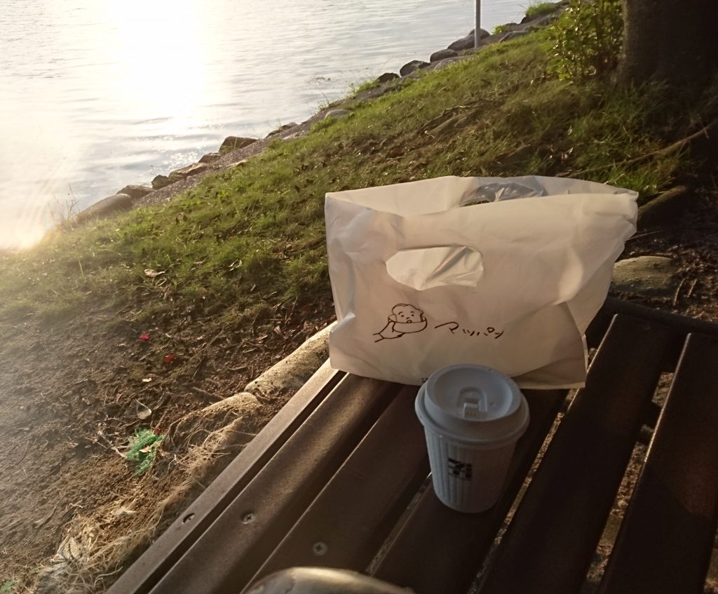 マツパンとセブンコーヒー　夕日がさしてきれいに写っている。